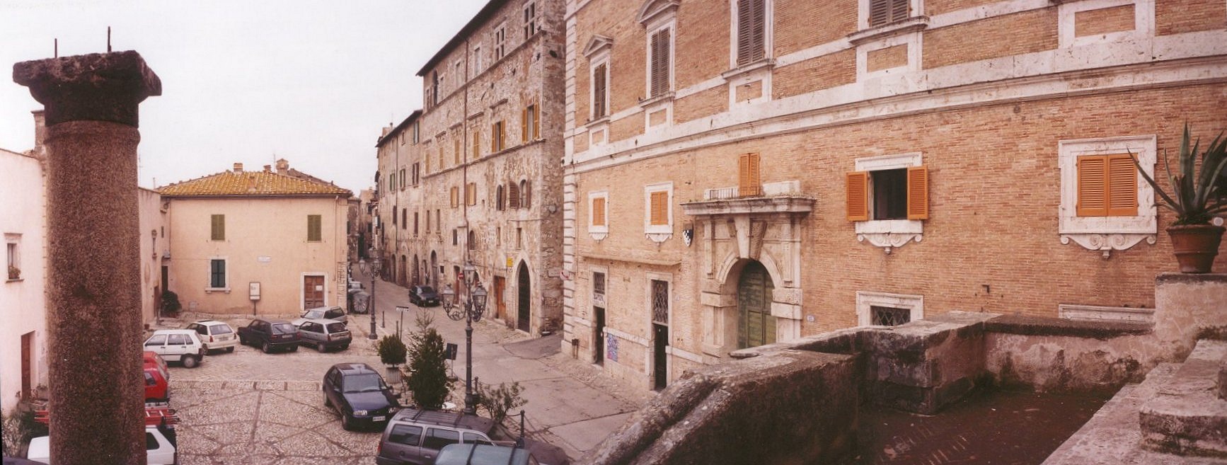 Vista della piazza Marconi da una finestra inferiore dell'abitazione.