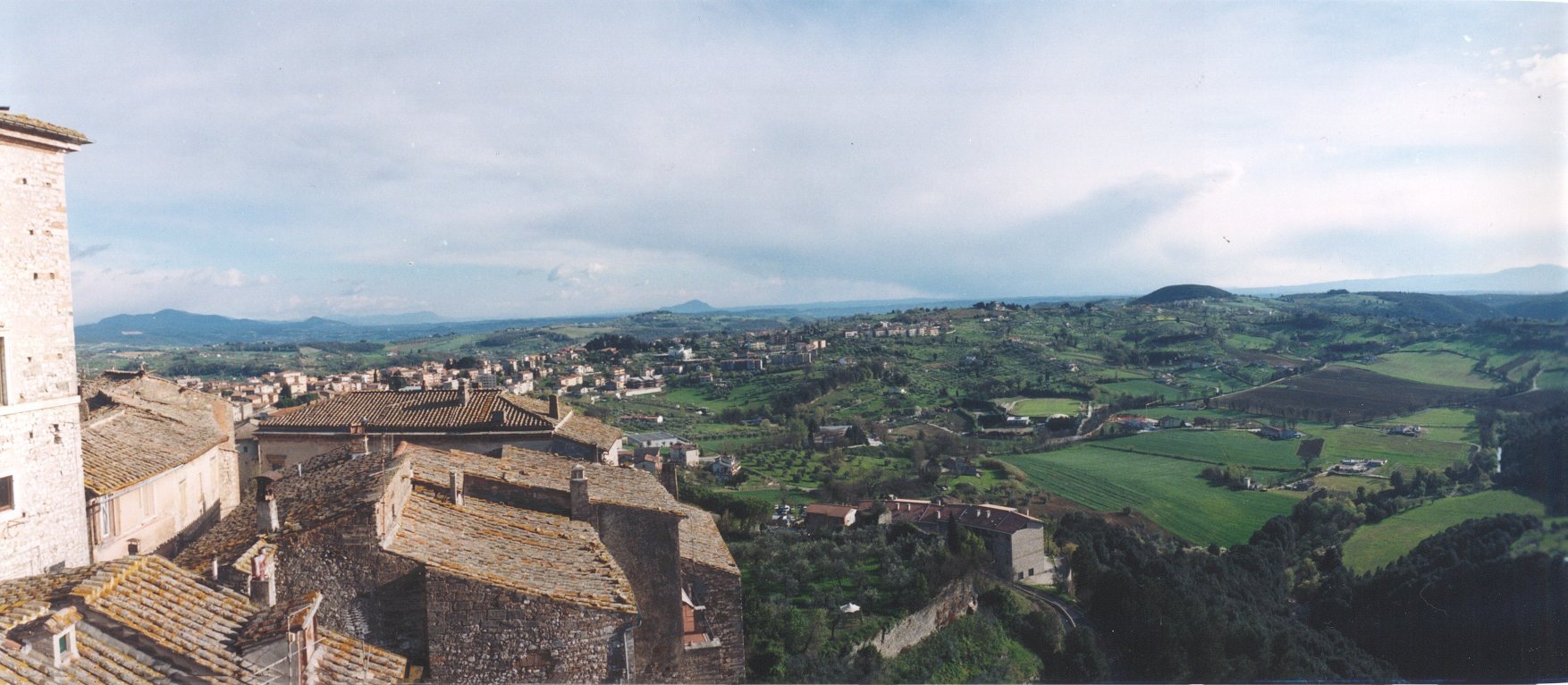 1/3 - Vista panoramica verso la campagna - lato sud-est. Dai monti di Calvi dell'Umbria al Soratte (Roma) al Cimino (Viterbo).