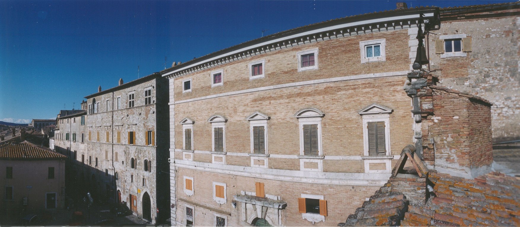 3/3 - Vista sulla citt lato nord-ovest. Dalle ex Poste di Piazza Marconi a Palazzo Naci e Petrignani. Sullo Sfondo la collina di Santo Stefano con l'Ospedale.