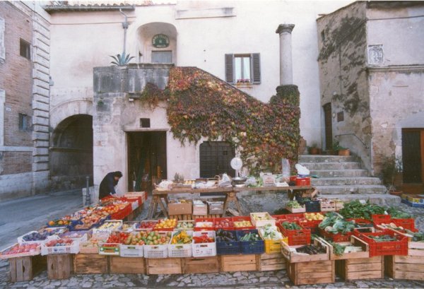 Ultima immagine del mercato in Piazza (sig.ri: Nunzia e Terzo Suadoni).