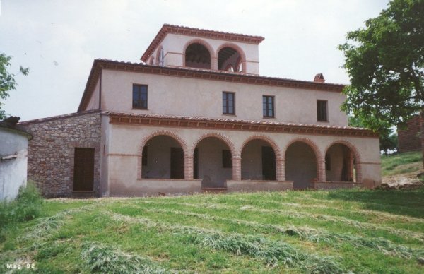 Comune di Amelia - Frazione Sambucetole. Recupero integrale di un fabbricato rurale abbandonato. Riqualificazione architettonica con l'aggiunta di un portico, dell'altana, di cornici e riquadrature, finitura esterna su muratura in pietra mista con intonaco tradizionale di calce sabbia e "rilla".  (Costo/mq. pari all'edilizia popolare).